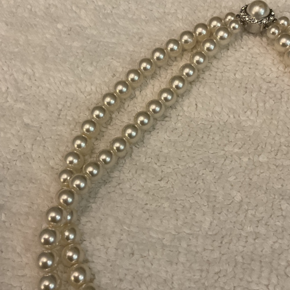 Elegant Cream Pearl Necklace - Picture 5 of 9